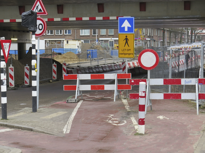 906125 Afbeelding van de herinrichtingswerkzaamheden bij het spoorwegviaduct over de Albatrosstraat te Utrecht.